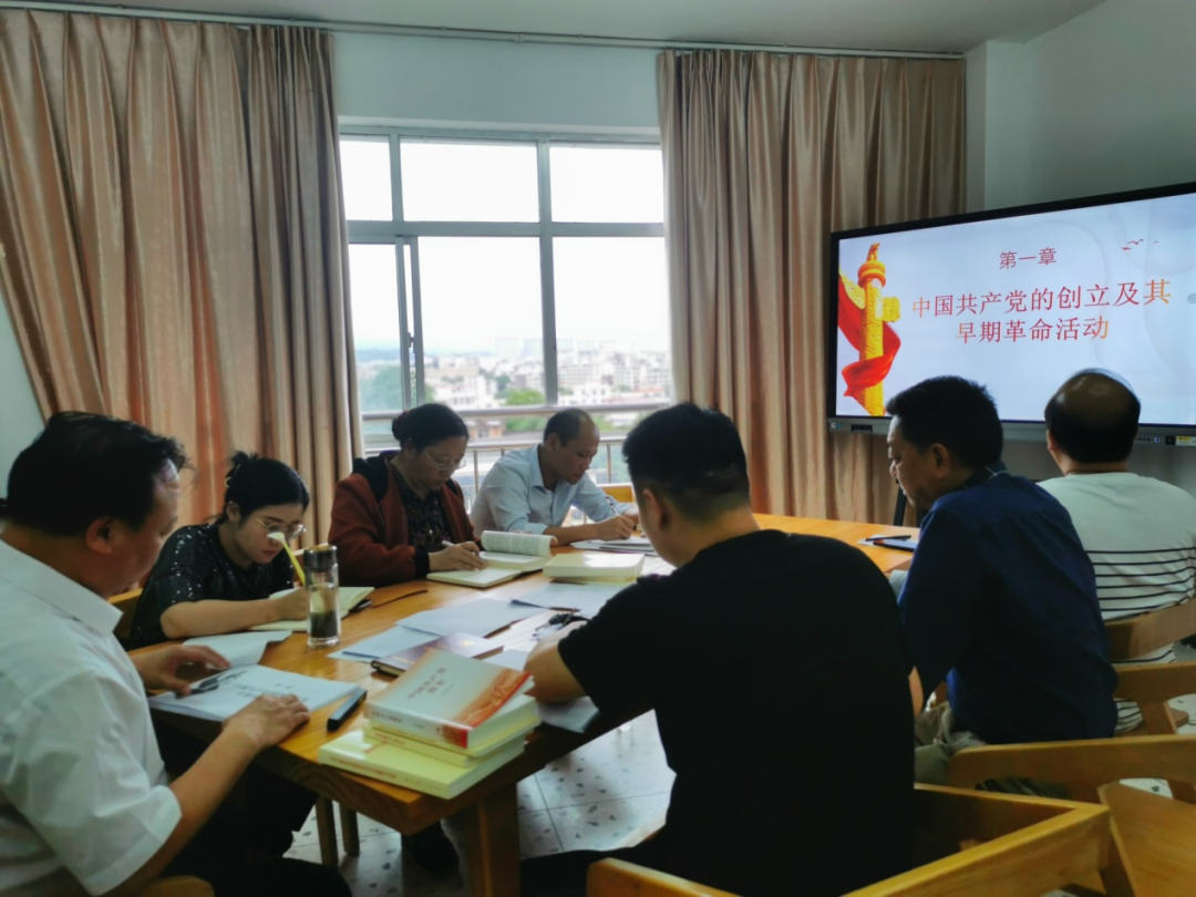 “学习中共党史,牢记自身使命”——赣州技师学院纪委书记林青春为挂点党支部上党? onmousewheel=